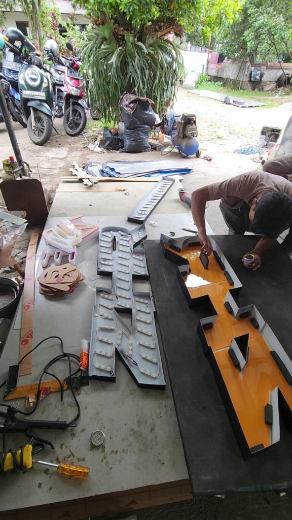 Proses pembuatan neonbox